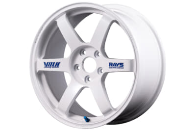 TE37 SAGA S-plus 30th ホワイト（WH）：ステッカー仕様は、初代TE37のオリジナル感をより強く感じられるあしらいに。レジェンドモデルの原点を現代のGT-Rと合わせたいならこちらが狙い目だ。本体カラーは2色で、ブロンズ色にはブラック、ホワイト色にはブルーのステッカーが同梱される。つまりあえてのステッカーレスという選択肢もとれる