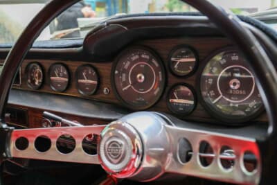 ボルボ P1800E：現代のクルマにはない、1970年代の旧車ならではの温かみのあるアナログな雰囲気がたまらないデザインだ