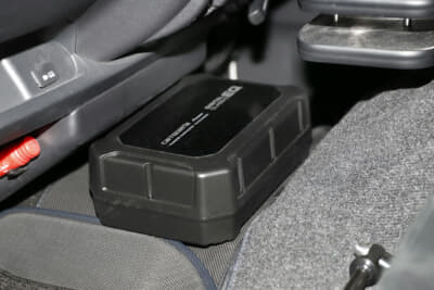 カロッツェリアTS-WX400Dはパワードタイプのサブウーファー。コンパクトな筐体にアンプを内蔵しているので、取り付け位置に困らない