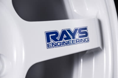 ボルクレーシングTE37サーガSプラスをベースとしたTE37の30周年記念モデル。最新の強度基準を備えつつ、当時のスポークデカールやカラーリングを採用するのが特徴。バルブも初代同様ブルーカラーだ。ステッカー仕様だけでなく、特別なロゴマシニング仕様も設定