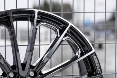 【VERSUSヴォウジェSE スペックM】リム外周部まで突き抜けるようなスポーク形状と、正面から見たときの断面デザインはヴォウジェのそれを踏襲。ただし、サイドの造形は大胆に変えた