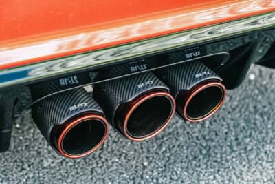 ホンダ シビック タイプR：ブリッツ製に換装されたトリプルマフラー。赤いエッジが特徴的だ