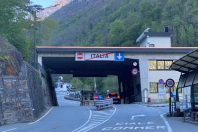 ここでイタリア領からスイス領へ。たまにパスポートやトランクを開けてくださいと言われることもありますが、基本的にはチェックされません