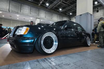 メルセデス・ベンツ 500E：メルセデス・ベンツ500Eならではのワイドフェンダーのシルエットは、数あるメルセデス・ベンツシリーズの中で最もカッコいいと確信しているからこそ、外観は純正のまま・中身だけを最新技術でまるごと入れ替えるというスタイルを徹底した