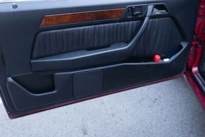 メルセデス・ベンツ E320カブリオレ：ウッドパネルやレザーの質感も完璧。前オーナーがつけたというハイヒールの跡は微塵も感じさせな