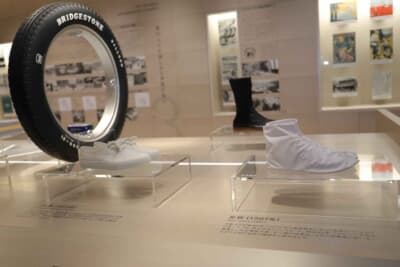 家業であった志まやを引き継ぎ、足袋の製造に専念。その後地下足袋の製造販売を手掛けたことが、その後のゴム製品事業のきっかけとなったことを視覚的に展示