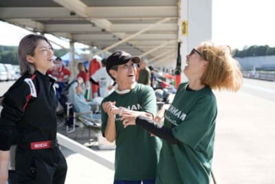 和気あいあいと楽しむ女子チーム