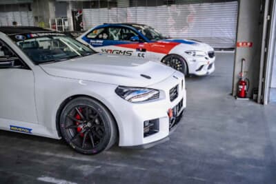 BMW M2 CS Racing ： ニュルブルクリンクなど過酷なサーキットで鍛え上げられた堅牢なボディ。圧倒的なパワーに頼るのではなく、空力とシャシーのトータルバランスで速さを引き出す思想が体現されている