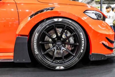 ARTA GT FL5：足元を飾るホイールはARTAオリジナルの鍛造ホイール（18インチ 10.5J）