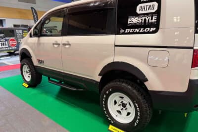 三菱 デリカD:5：「ソトラバ」とのコラボ展示。オフロードタイヤ「GRANDTREK AT5」を装着し、タフで力強いスタイルを提案する