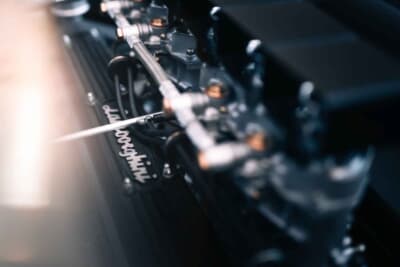 ランボルギーニ ミウラ ロードスター：キャブレターのファンネルが並ぶ。背後からV12エンジンの咆哮をダイレクトに感じる