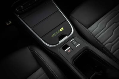 ジープ・アベンジャー 4xe：センターコンソールにAvenger 4xe Hybrid Launch Editionならではのグリーンアクセントカバー