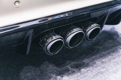 マフラーはBLITZ カスタムエディション フォージドカーボンテール