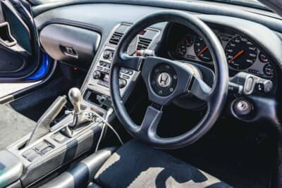 ホンダ NSX タイプS：インテリアは基本的に純正品で揃えられている。廃番を見越して、予備の部品も大量に確保しているという