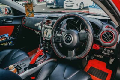 マツダ RX-8：カバーはついているがステアリングはノーマル、ミッションはATとなる