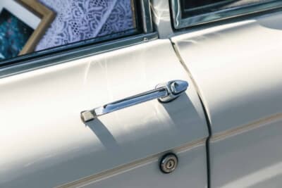 スズキ フロンテ：細身のクロームドアハンドルは60年代の国産小型車に共通するディテールだ