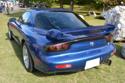 マツダ RX-7：流れるようなルーフラインからリアへと続くグラマラスな造形。世界中のオークションで価格が高騰しているのも頷ける、時代を超えても色褪せることのない日本の工業デザインの傑作である