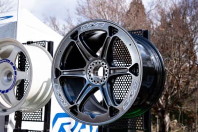 2020年からスーパーGTマシンに装着されているレーシングホイール「AF20」。モータースポーツの過酷な環境に耐えうる剛性を極限まで高めながら、限界まで肉抜きが施されている