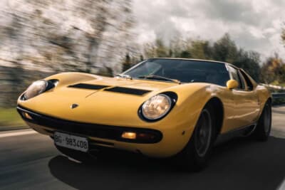 ランボルギーニ ミウラ SV：リトラクタブルヘッドライトを開いた表情。まつ毛が消滅し、凄みのなかに愛らしさも漂わせる