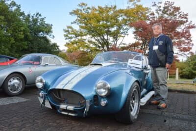 コブラ427：オーナーのOさんと愛車のコブラ427。30年近く連れ添い、数々の素敵な思い出を共有してきた最高の相棒である