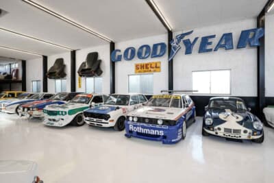 当時の販売店などで使われていたオートモビリアも配置されたガレージ。ヒルクライム仕様のフォルクスワーゲン「シロッコ」、ヒストリックカーレース仕様の「カローラ」、そして1979年にマツダオート東京が初めてデイトナ24時間レースに参戦したマシンが並ぶ