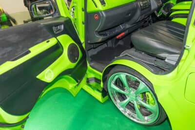 トヨタ ハイエース：着地仕様となったことで、インナーフェンダーもガッツリ加工している。そしてそのフィニッシュの美しさもご覧のとおり。ドアを開けたときの美しさにも一切妥協がないのが感動だ