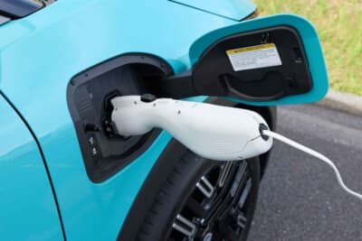 日産 新型リーフ：充電中の様子。コーヒーを2杯飲み終えるころには、クルマのほうが先に元気を取り戻しているかもしれない