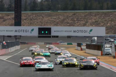 リバースグリッドが採用されたRace.2のスタート。ポールの「#2 シンティアム アップル KTM」に最高峰ST-X勢が迫る