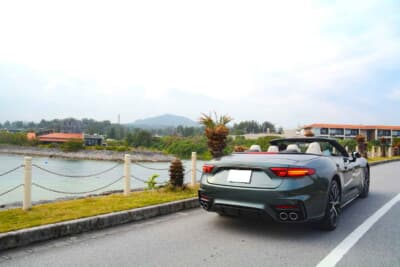 「ハイアットリージェンシー瀬良垣アイランド沖縄」から仮スタートをしていくのは、今回ゲスト参加となった2026年式マセラティ グランカブリオ トロフェオだ