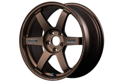 TE37 SAGA S-plus 30th ブロンズ(アルマイト)(BR)：ステッカー仕様は、初代TE37のオリジナル感をより強く感じられるあしらいに。レジェンドモデルの原点を現代のGT-Rと合わせたいならこちらが狙い目だ。本体カラーは2色で、ブロンズ色にはブラック、ホワイト色にはブルーのステッカーが同梱される。つまりあえてのステッカーレスという選択肢もとれる