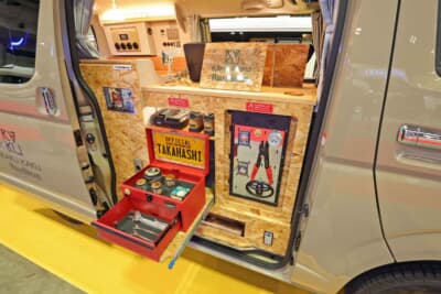 トヨタ ハイエース：運転席側のリアスライドドアを開けると、まるでガレージを思わせるストレージボックスが出現する