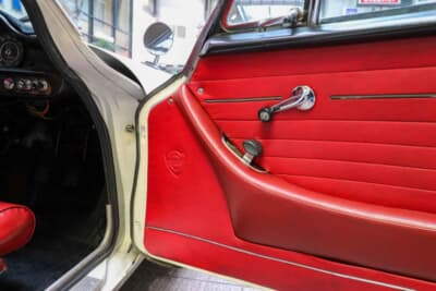 ボルボ P1800E：シートなどに適度な経年劣化は見られるものの、鮮やかな真紅の内装がしっかりと残っている美しい個体だった