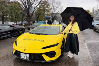 鮮やかなミモザ色のボディカラーをまとったテメラリオに寄り添う吉田由美さんも、イエローファッションでコーディネート