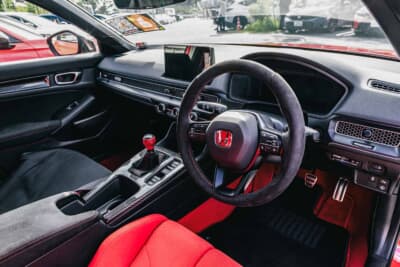 ホンダ シビック タイプR：彼女のMTドライブの拠点となるコックピット。シンプルかつスポーティーな雰囲気だ
