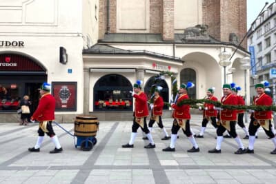 買い物途中にシェフラータンツ一行に遭遇してついて行っちゃいました