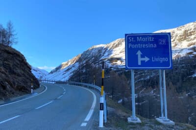 この先を右折するとオリンピックが開催されているリヴィーニョへ