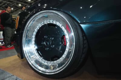 メルセデス・ベンツ 500E：ホイールは当時のメルセデスの定番、AMGディッシュをベースにリバレル（リム加工）を施し、当時の17インチから現代の19インチへとサイズアップ。大容量キャリパー＆ローターを装着してもクリアランスを確保できるよう、オフセット調整も行っている