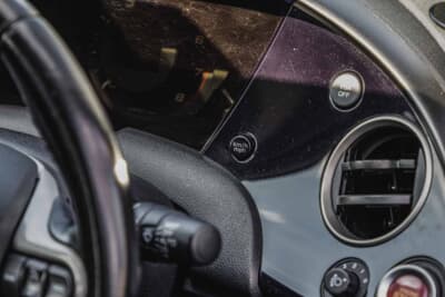 ホンダ FK2 シビック：キロとマイル表示の切り替えボタンが付いている