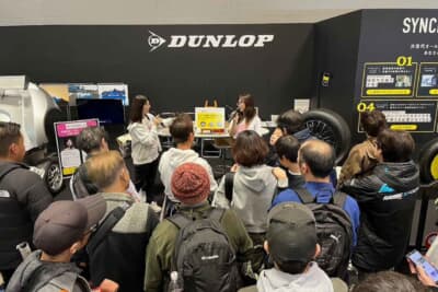 OKISHU×ダンロップブース：トークショーの様子。タイヤの日常点検や空気圧チェックの重要性について、来場者へ向けて楽しく安全啓発をおこなった