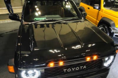 ボンネットは純正の上に乗せるカタチで固定している。スクエア感の強いこのボンネット形状が、プロボックス感を絶妙に払拭