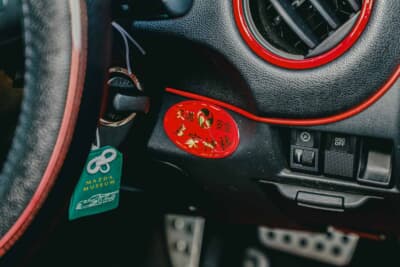 マツダ RX-8：737Bに倣って、多家神社のお守りが貼られている