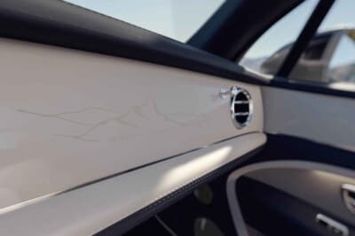 ベントレー・ベンテイガ アルテナーラ エディション：山岳モチーフとロケ・ベンテイガの正確な経度および緯度をエッチングしたフェイシア