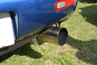 マツダ RX-7：大口径のマフラー。ロータリーエンジン特有の甲高く澄んだ排気音は多くのファンを魅了してやまない。排気効率を上げることは、ターボのレスポンス向上にも直結する重要なチューニングだ