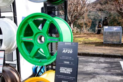 1998年の全日本GT選手権（JGTC）で実際に装着されていた、センターロック方式のレーシングホイール。レイズがモータースポーツの最前線で闘い続けてきた歴史の証である