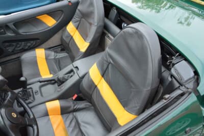 ロータス エラン：当時の面影を残す特徴的なストライプ。ホールド性と快適性を両立したシートは、ライトウェイトスポーツの純粋な楽しさを支える