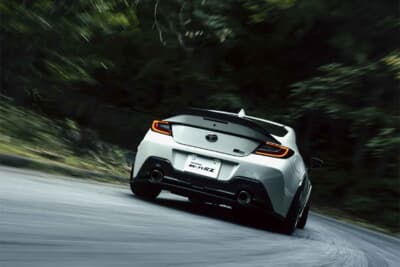 木下隆之氏もリアの安定感に驚く「ポテンザ RE-71RZ」。かつて必要だったカウンターステアの場面が消えたことに、劇的な進化を実感しました