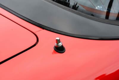 スズキ カプチーノ:リアのアンテナ。カバーにはなんと傘の石突を流用(!)。やってやった感を出さない、オーナーのセンスが光る