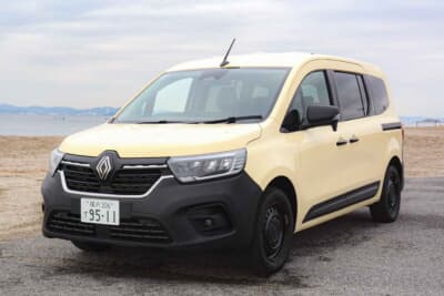 ルノー グランカングー クレール：カングー比で全長が420mm延長されたロングボディ。大柄だが、歴代共通のフランス車らしいデザインを継承している