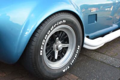 コブラ427：極太のタイヤとクラシカルなデザインのホイール。約7000ccの大排気量が生み出すパワーをしっかりと受け止める