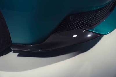 フェラーリ アマルフィ スパイダー：先代に比べてカーボン柄の部分が減ったフロント部分